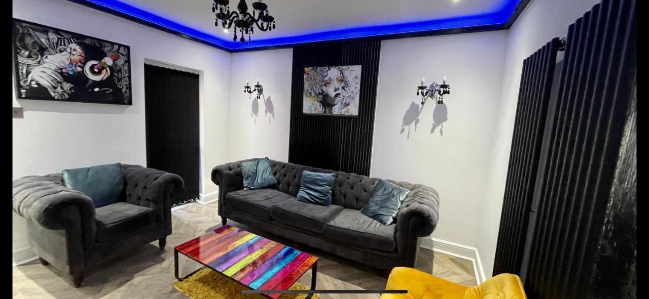 4 Bed 4 Bath House With Free Parking, 5 Mins To Lfc And 15 Mins To City Centre Liverpool Extérieur photo