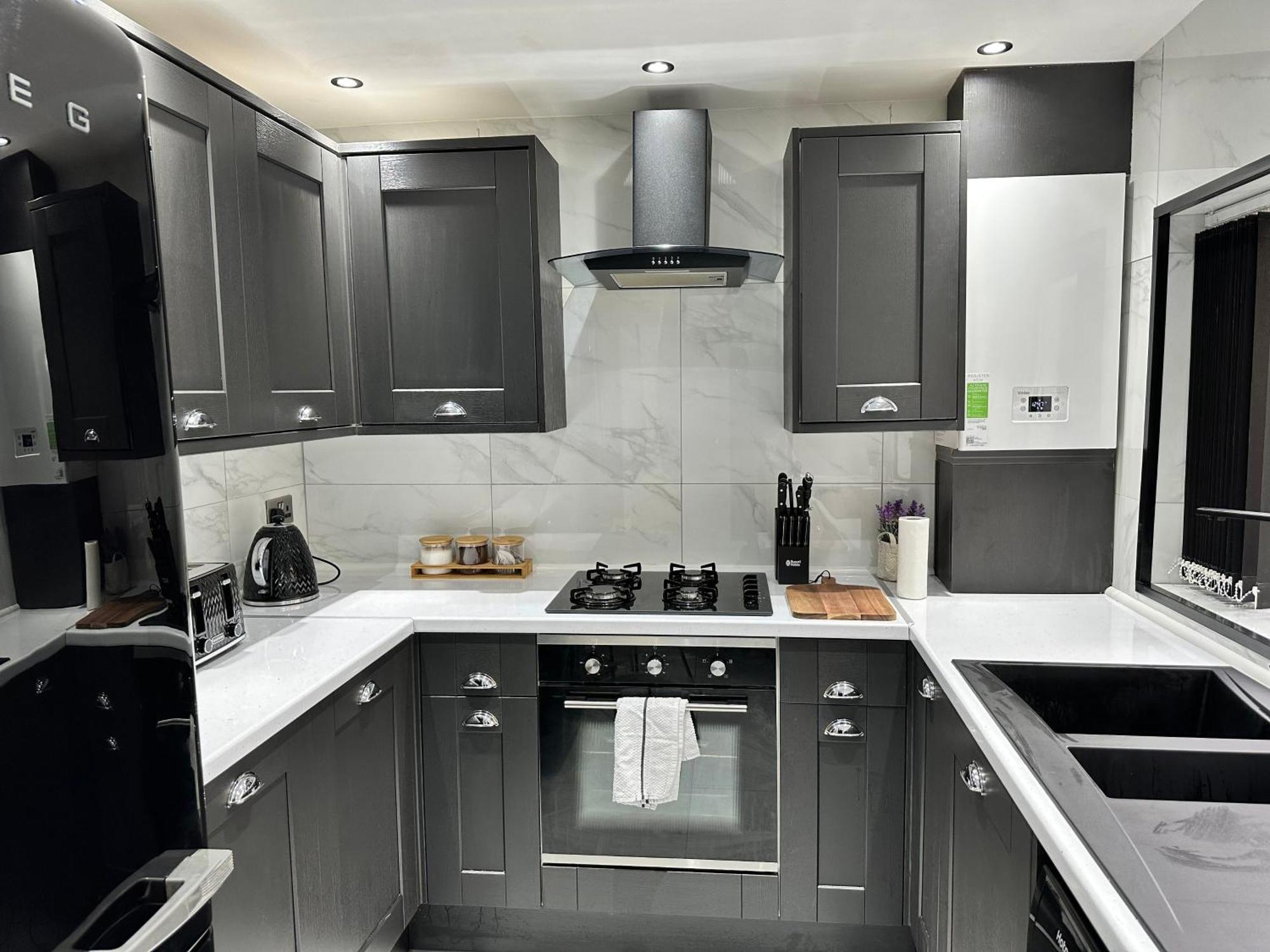 4 Bed 4 Bath House With Free Parking, 5 Mins To Lfc And 15 Mins To City Centre Liverpool Extérieur photo