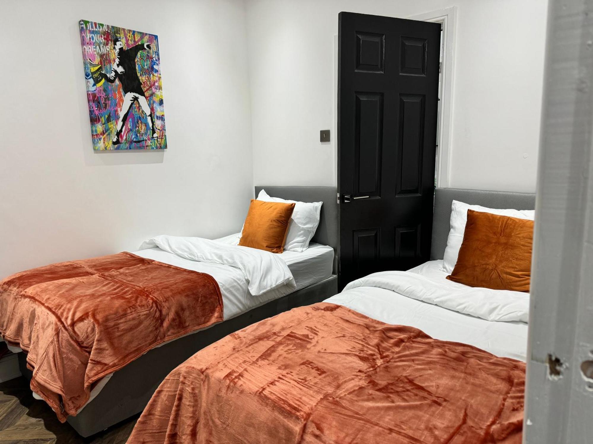 4 Bed 4 Bath House With Free Parking, 5 Mins To Lfc And 15 Mins To City Centre Liverpool Extérieur photo