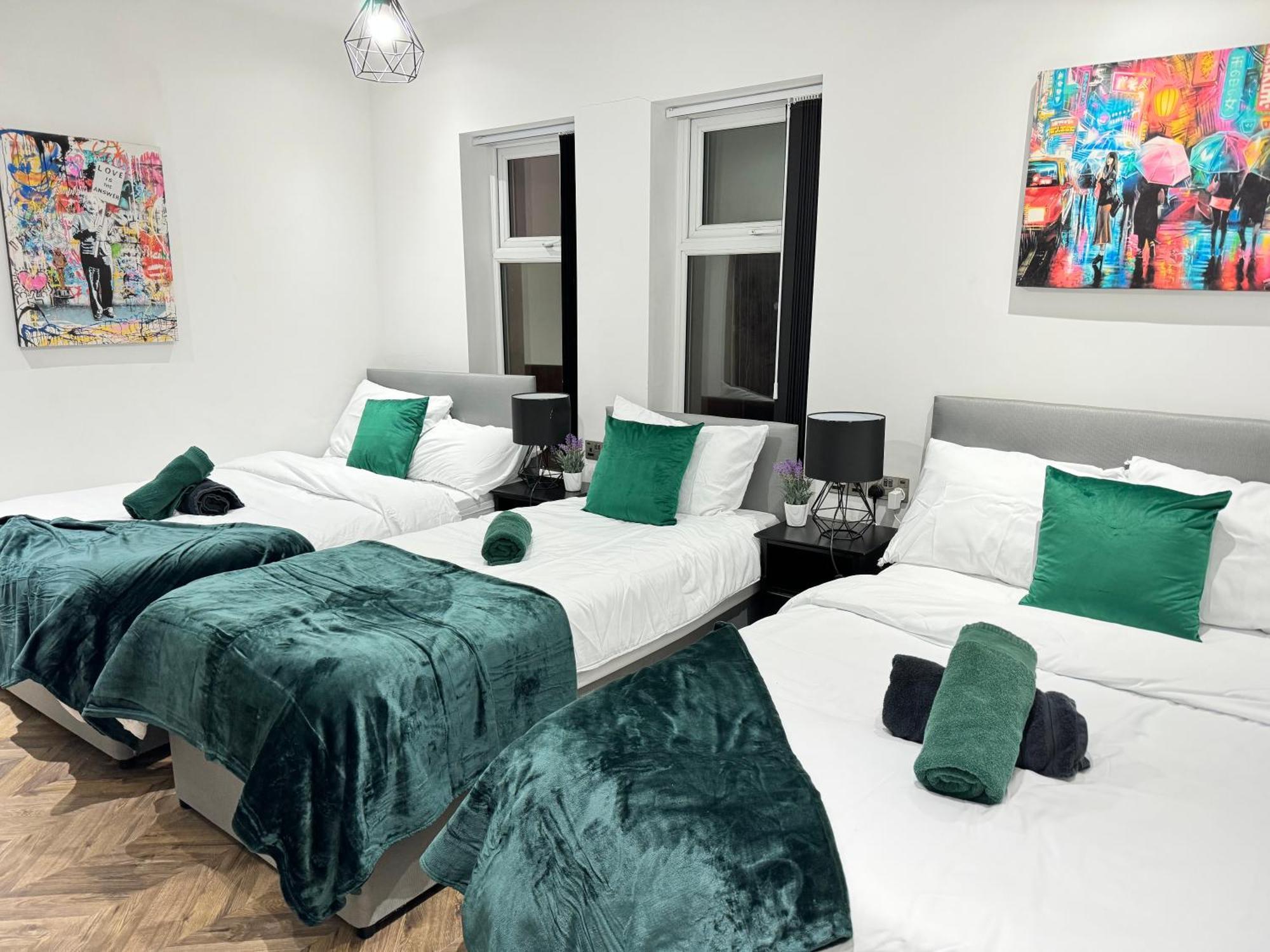 4 Bed 4 Bath House With Free Parking, 5 Mins To Lfc And 15 Mins To City Centre Liverpool Extérieur photo